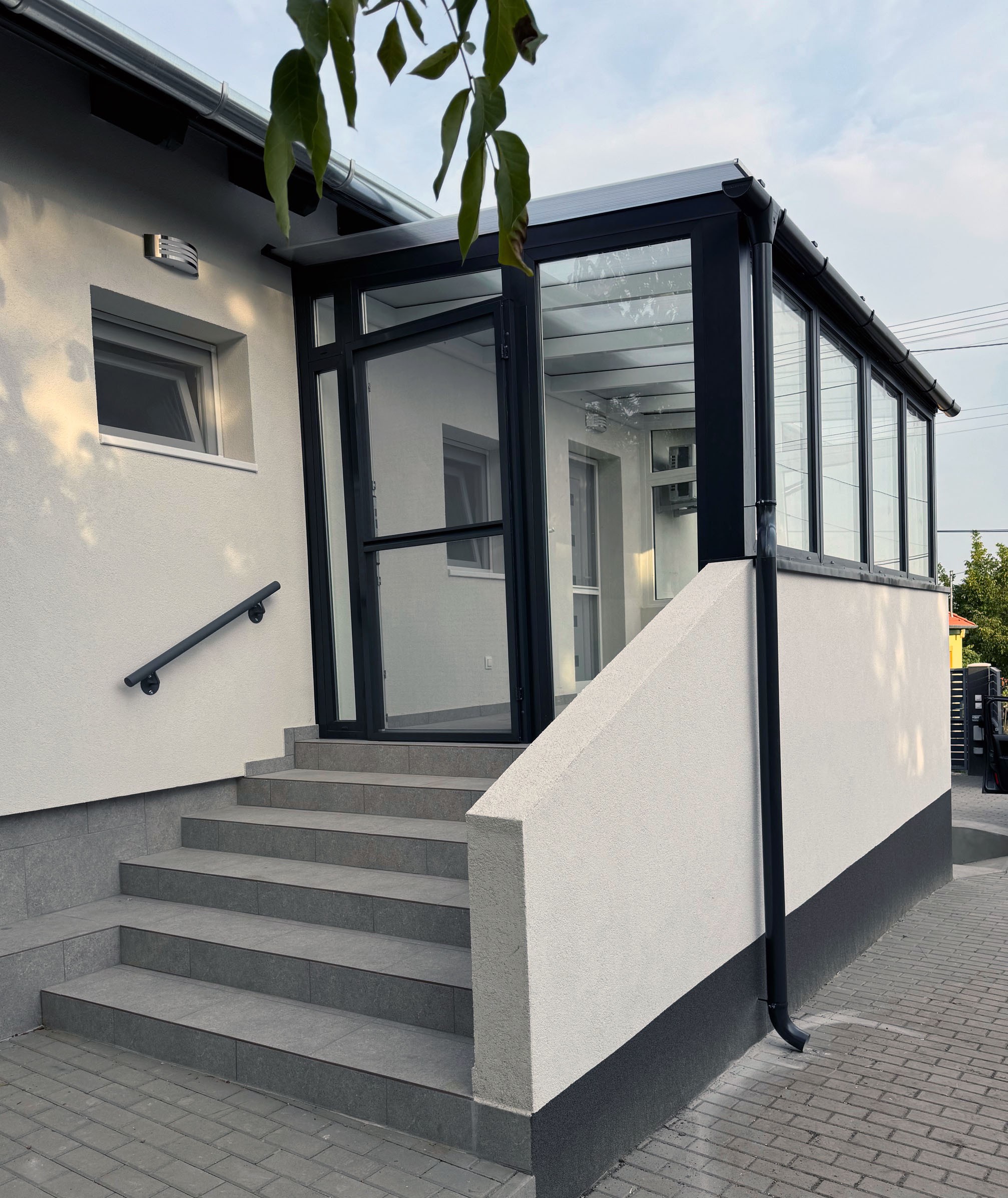 Barna fa hatású télikert nagy üvegfelülettel