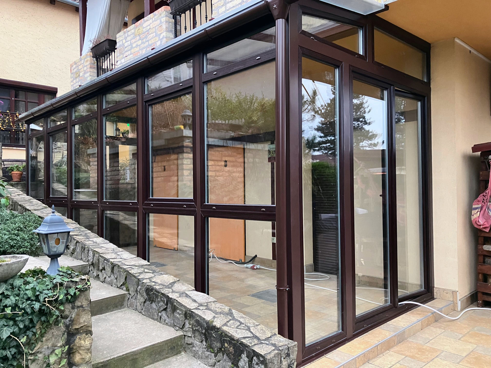 Barna fa hatású télikert nagy üvegfelülettel tolóajtóval üresen