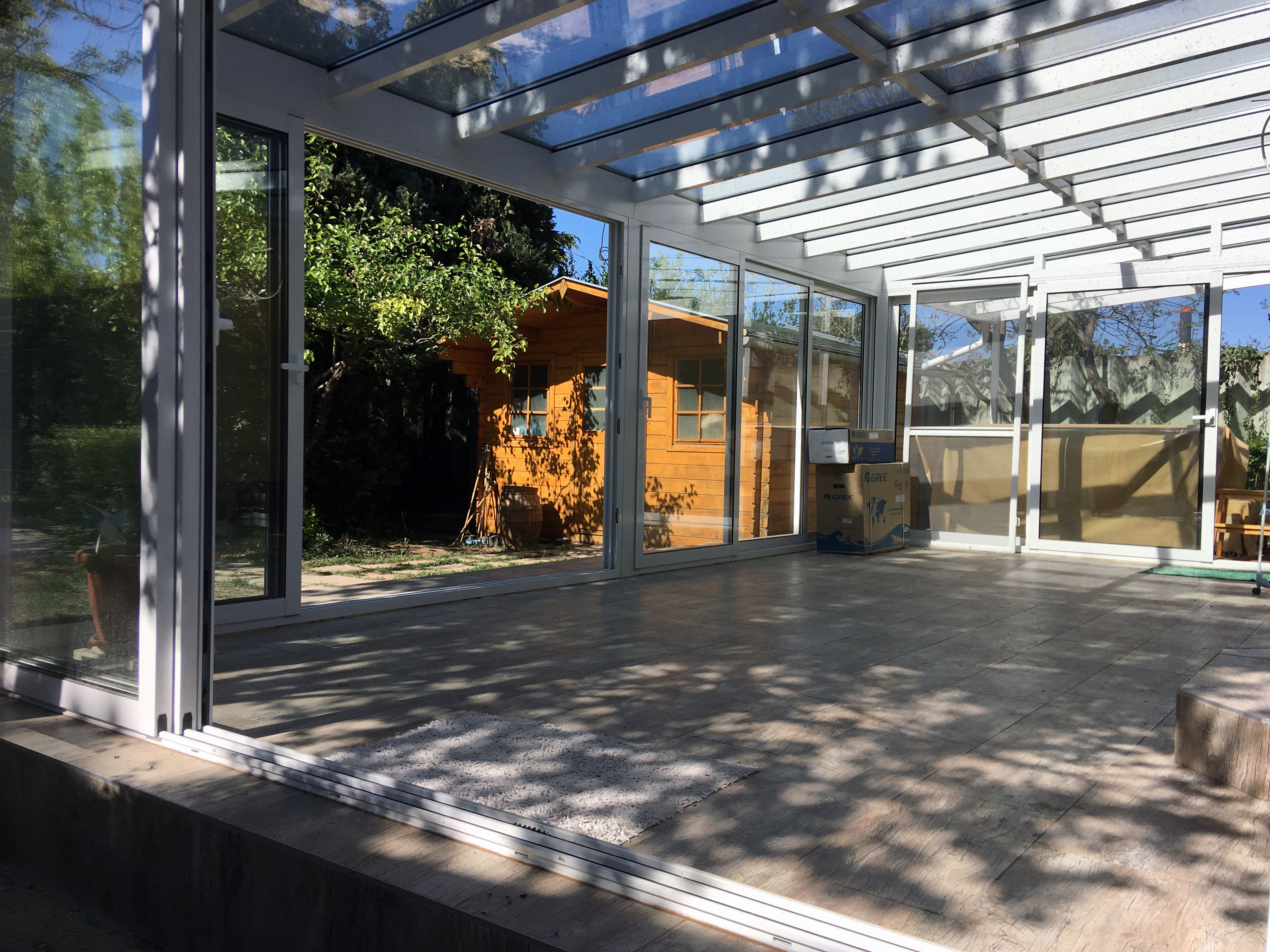 Modern fehér télikert belső tere üresen tolóajtóval