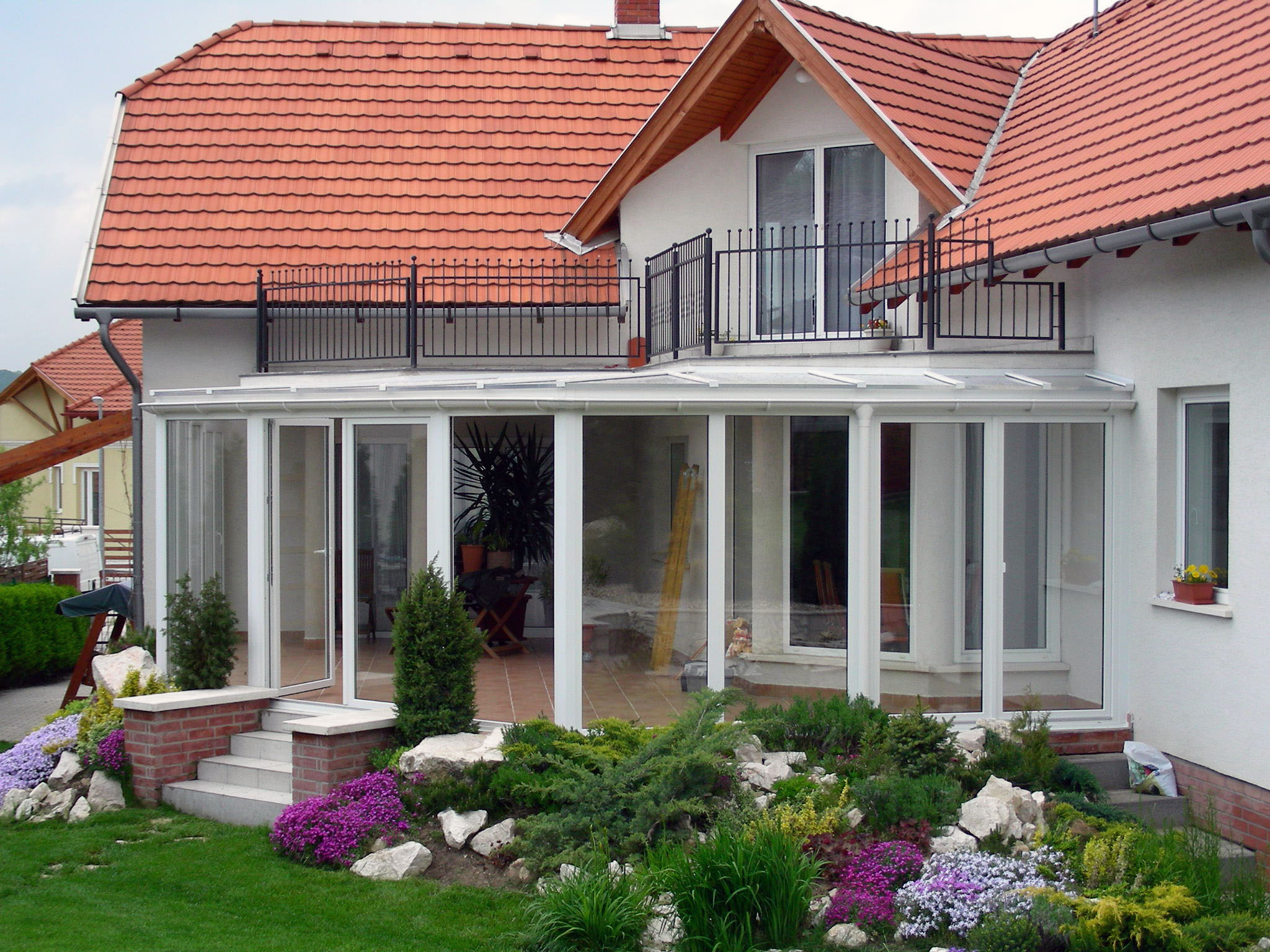 Beépített terasz klasszikus fehér alumínium télikerttel