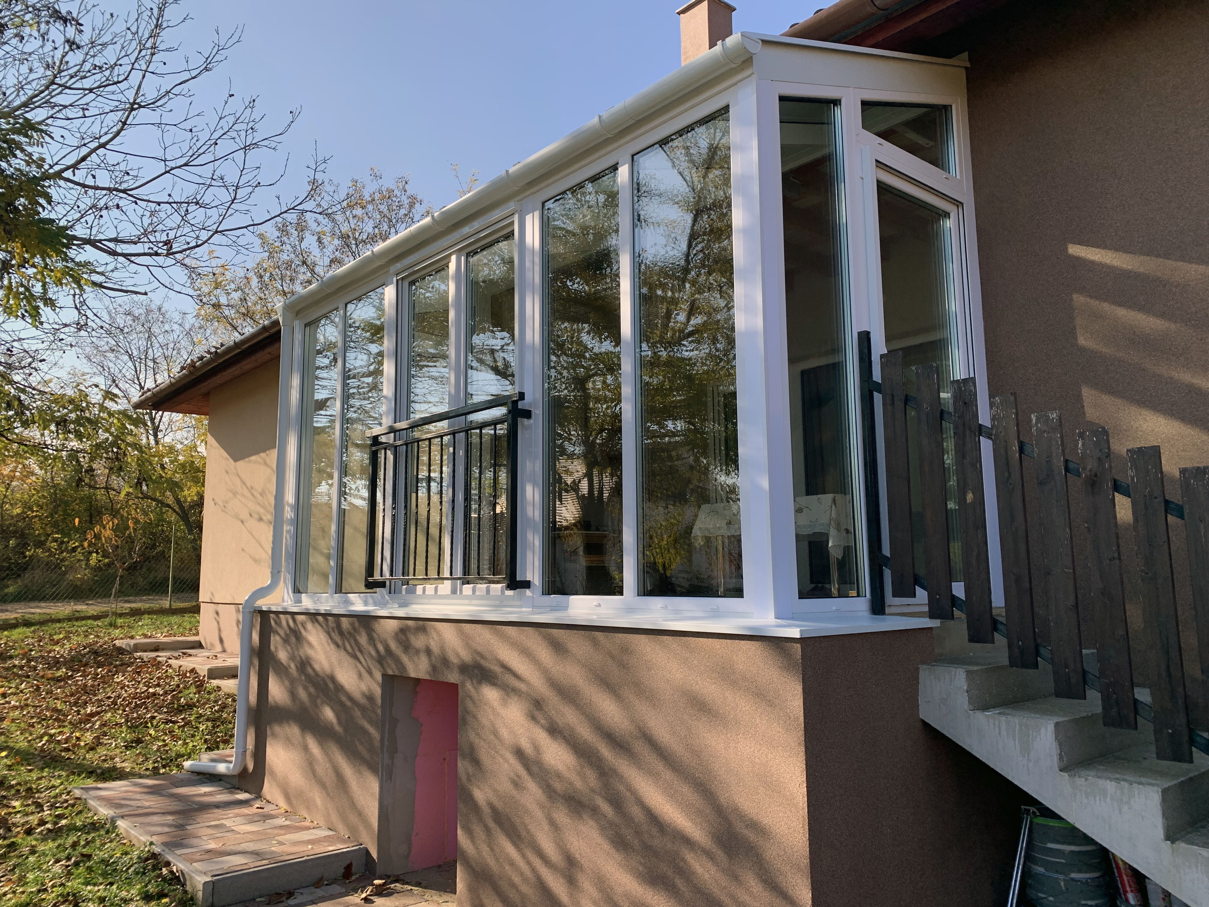 Fehér teraszbeépítés családi házhoz kapcsolva