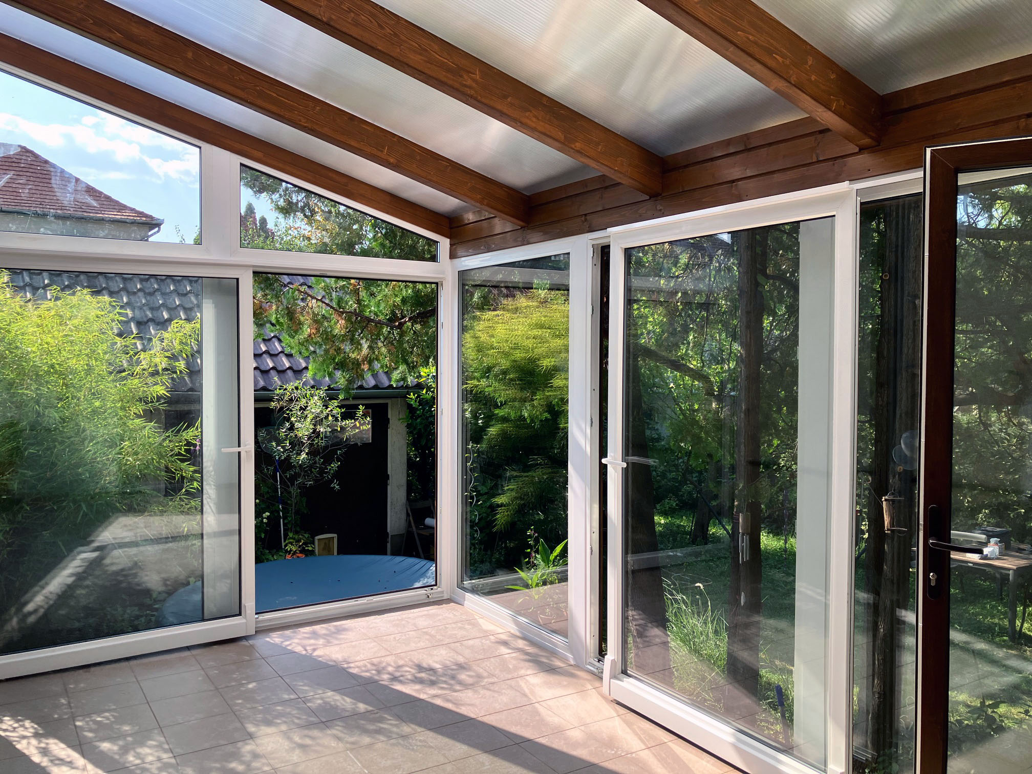 Fa hatású télikert belső tere nagy üvegfelülettel tolóajtóval üresen