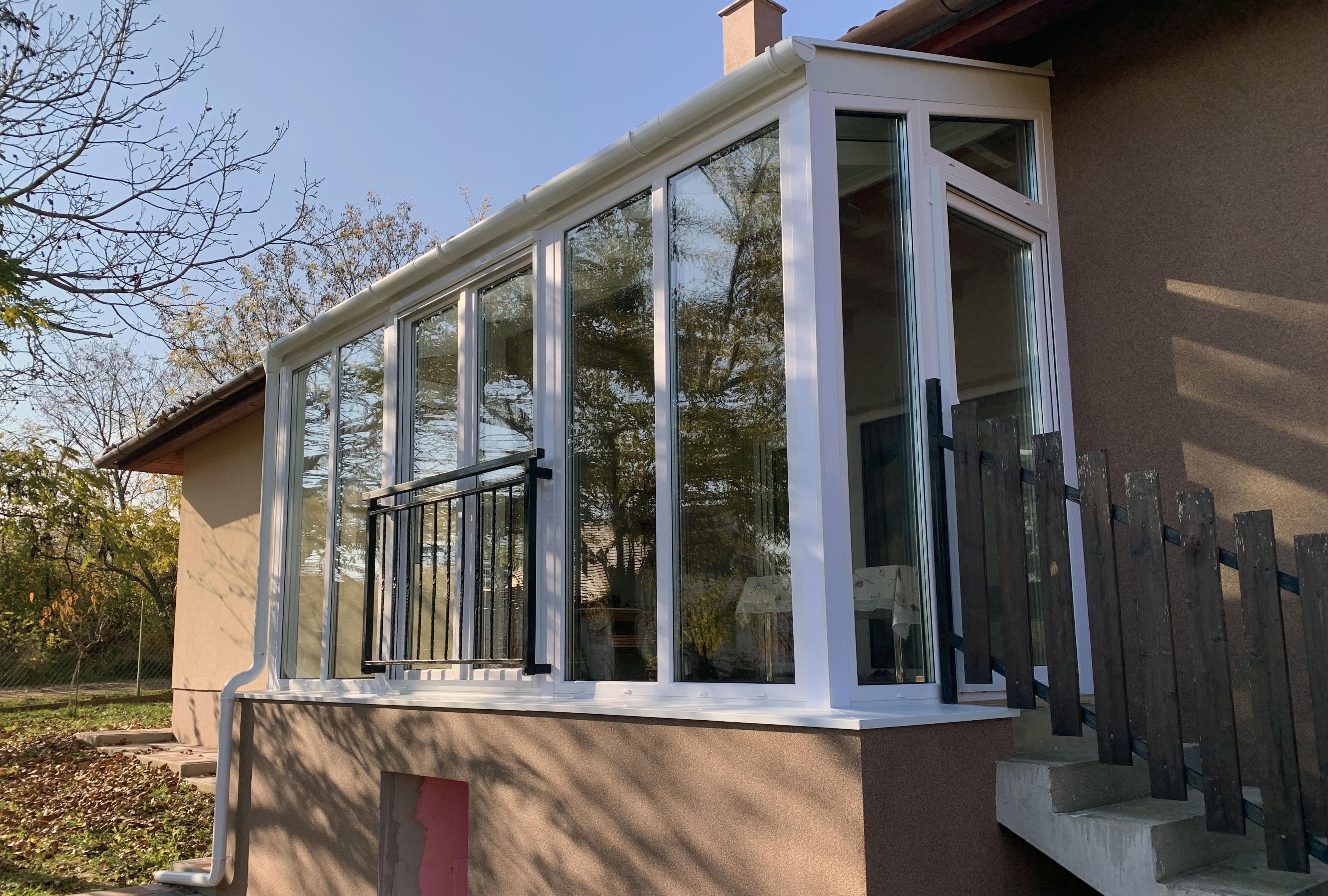 Fehér lakótélikert nagy üvegfelülettel