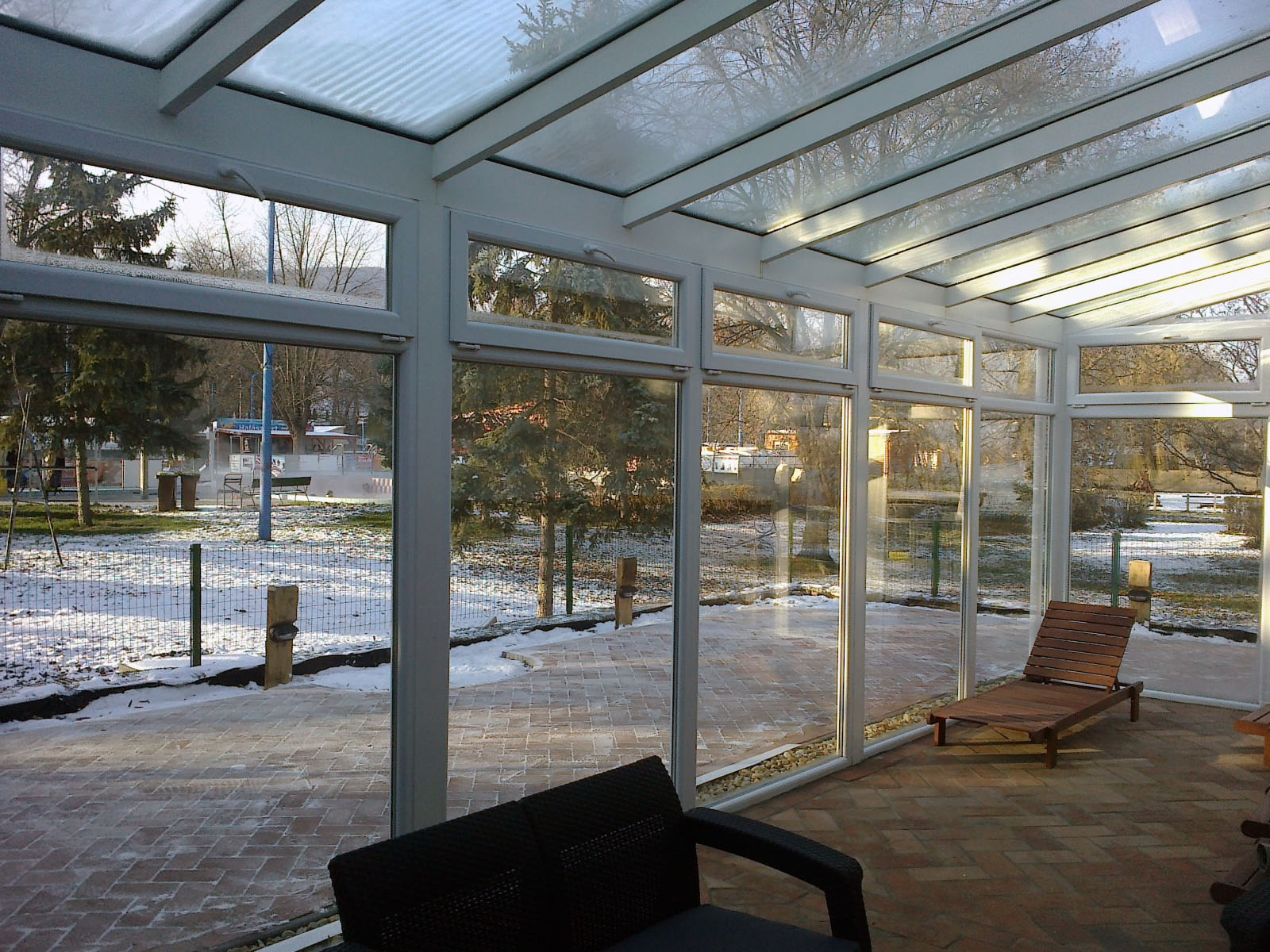 Fehér mégy évszakos lakótélikert belső tere székkel télen