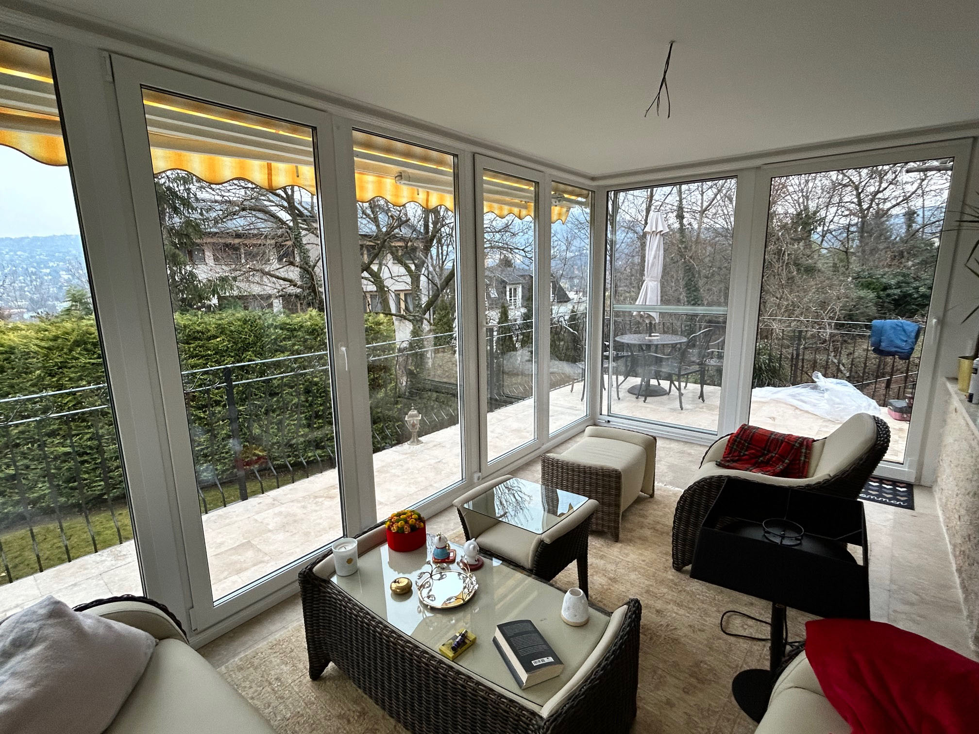 Fehér modern lakótélikert belső tere szép panorámával