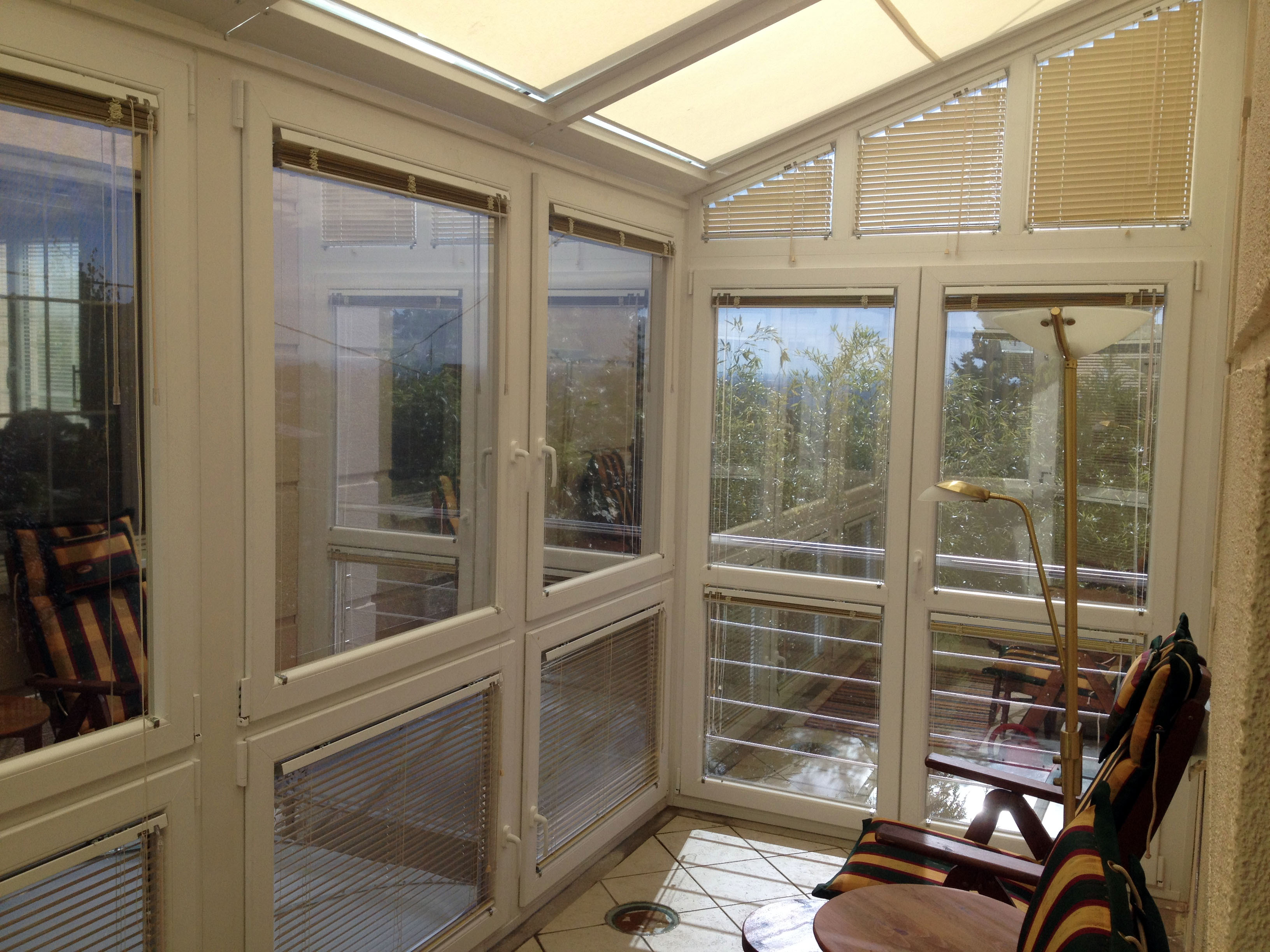 Fehér lakótélikert belső tere két székkel