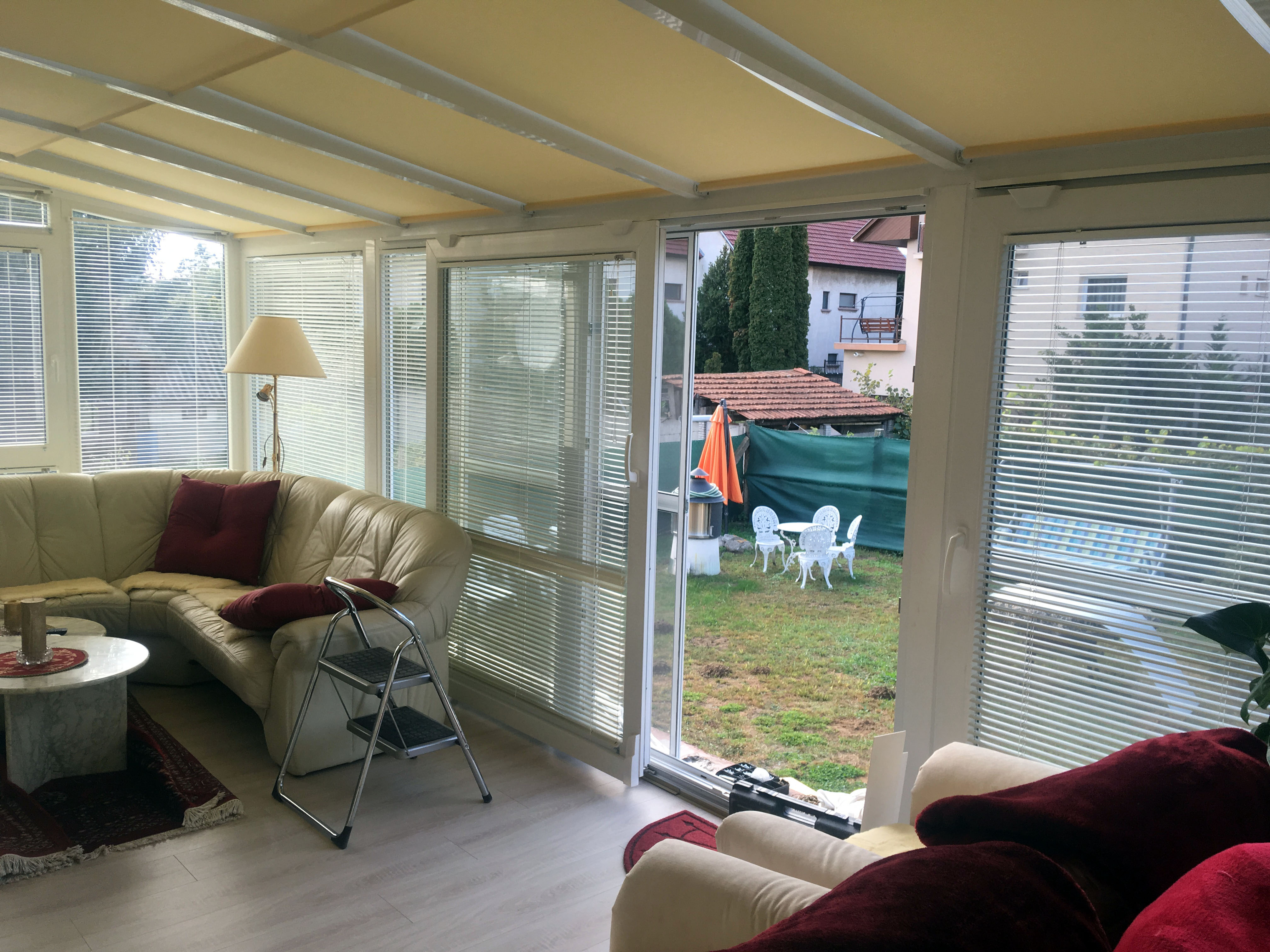 Lakótélikert belső tere tolóajtóval kanapéval