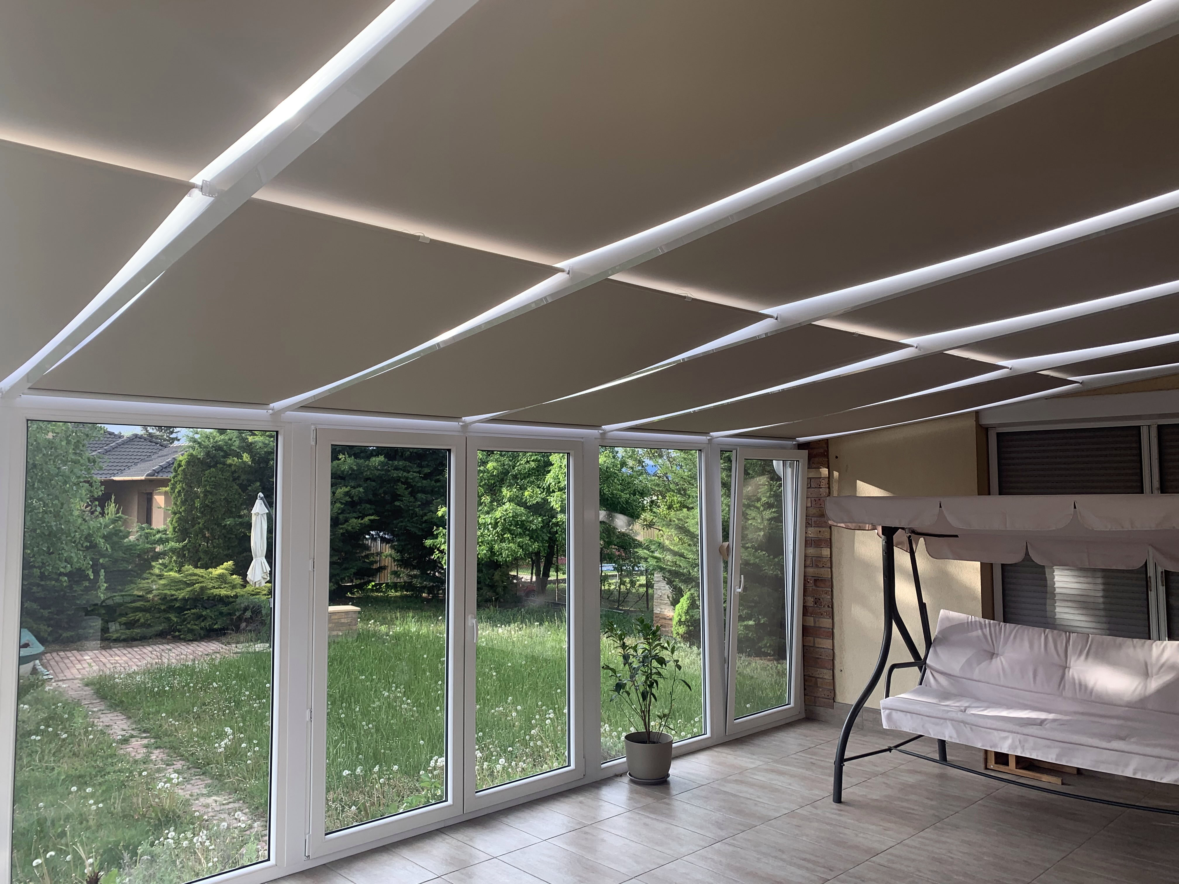 Fehér modern lakótélikert belső tere nagy üvegfelülettel üresen