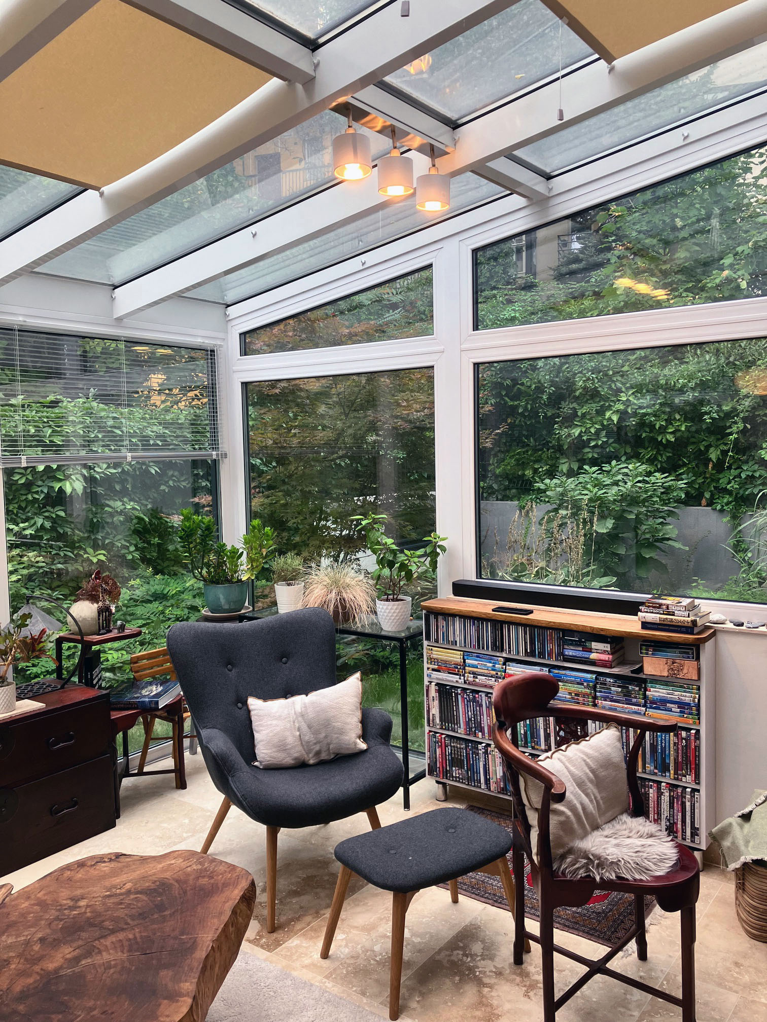 Fehér télikert belső tere székkel és növényekkel