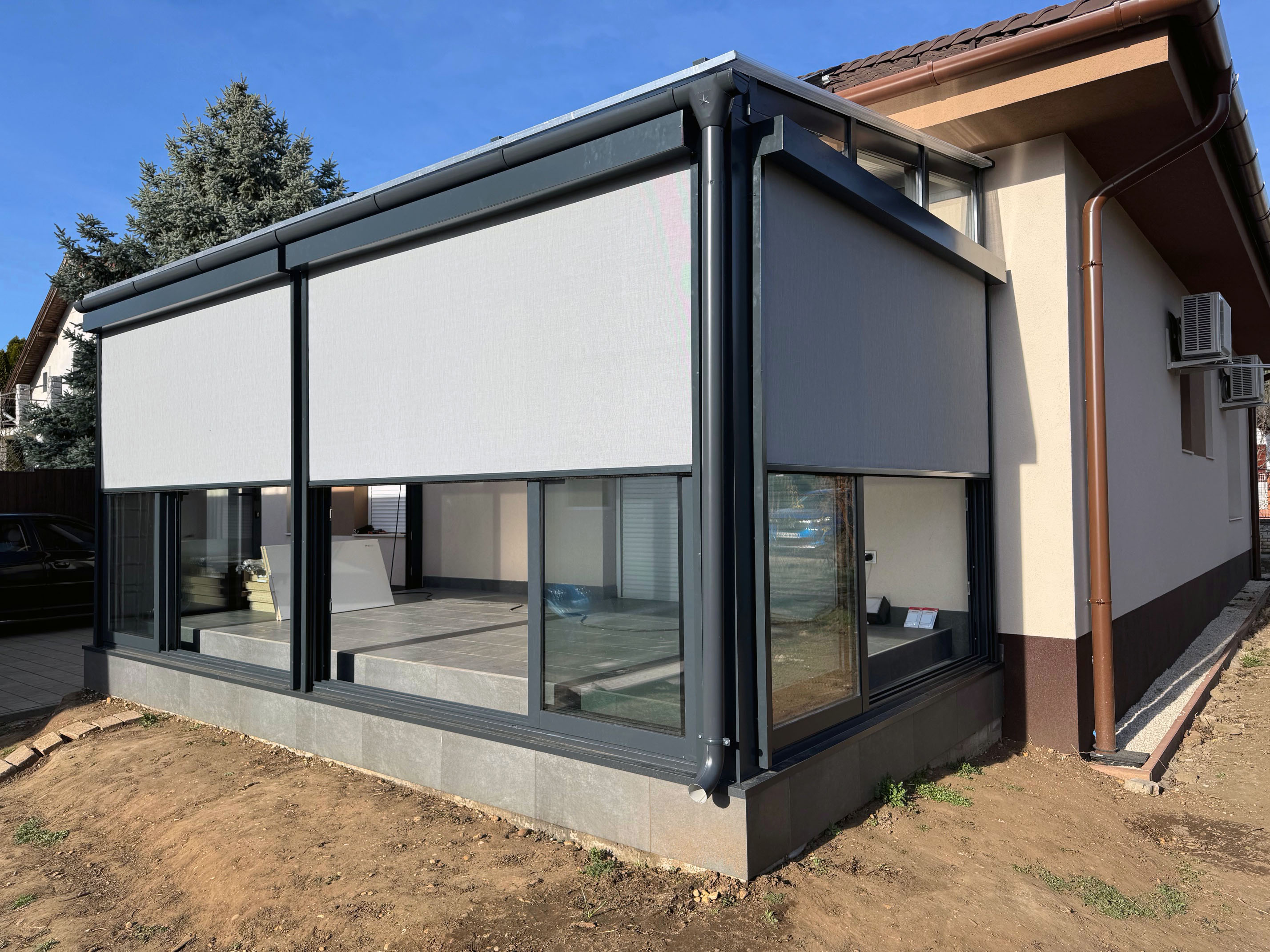 Modern szürke alumínium télikert nagy üvegfelülettel tolóajtóval