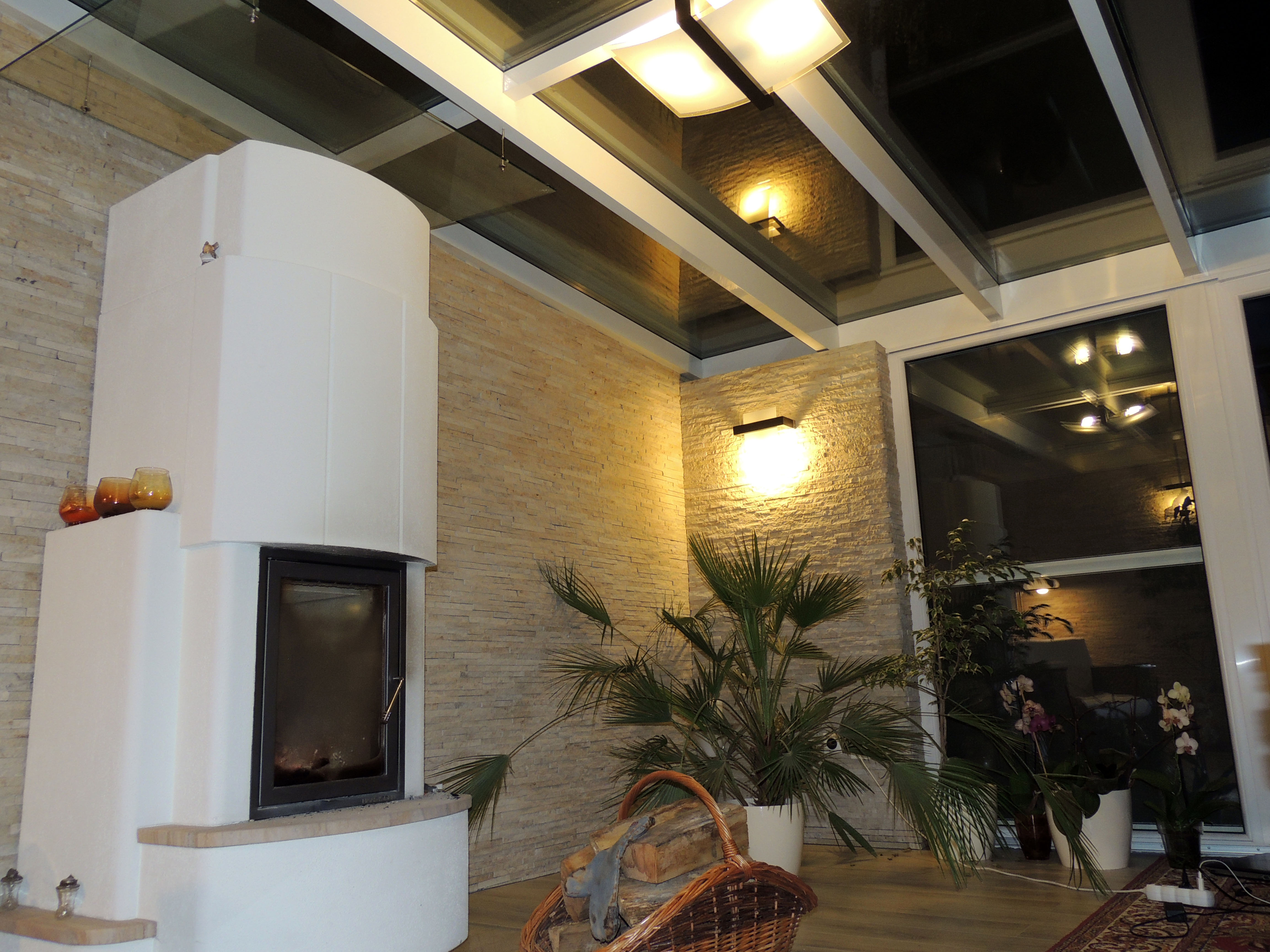 Lakótélikert belső tere egy kemencével