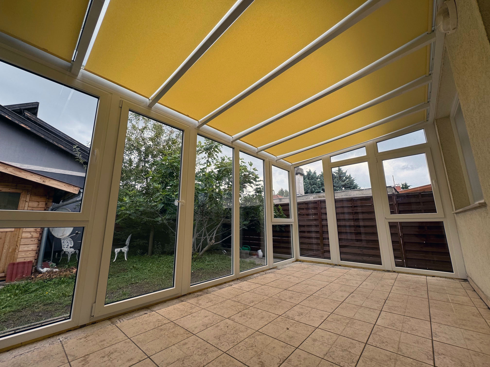 Lakó télikert belső tere üresen