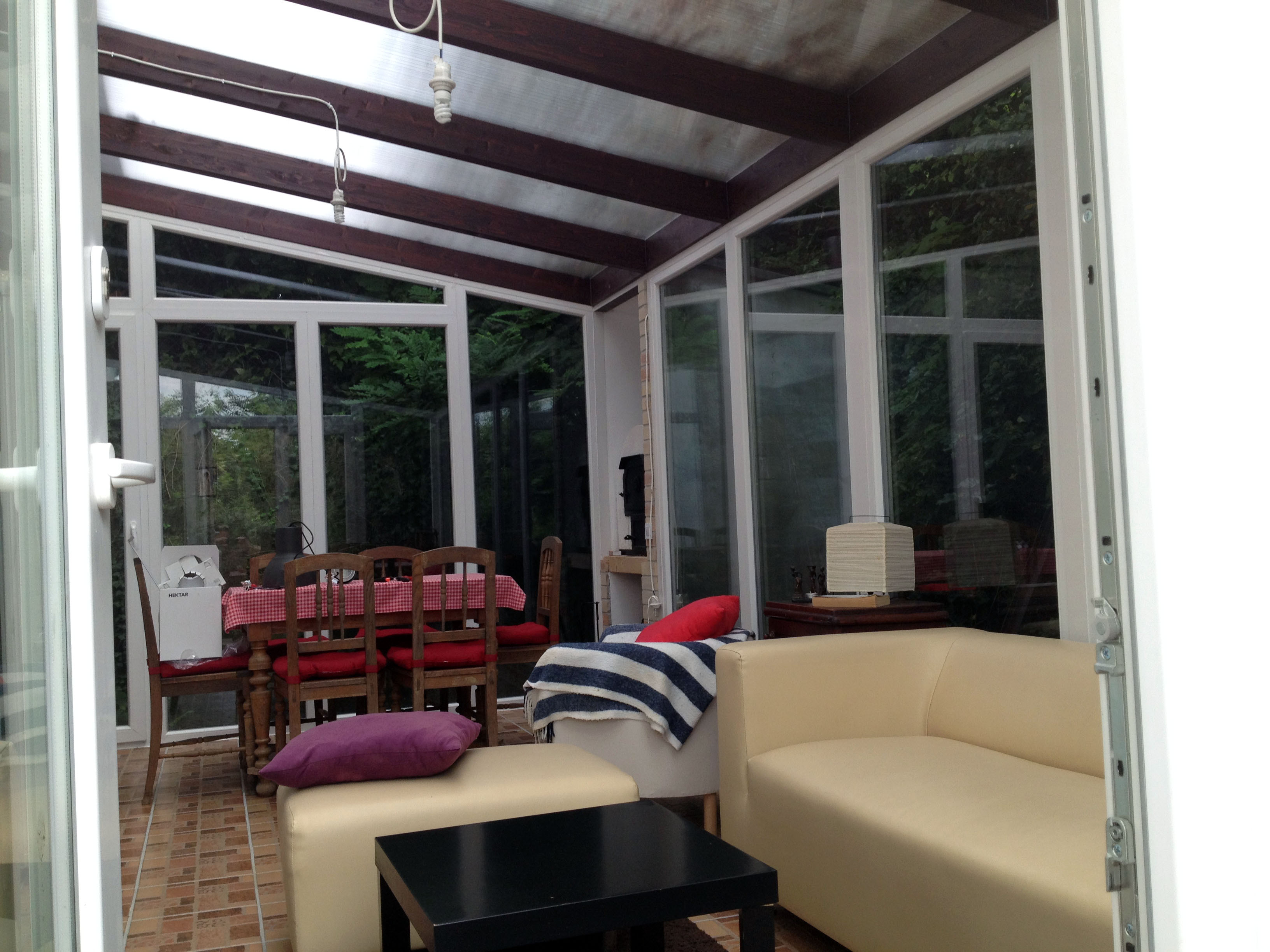 Lakótélikert belső tere kanapéval és étkező asztallal