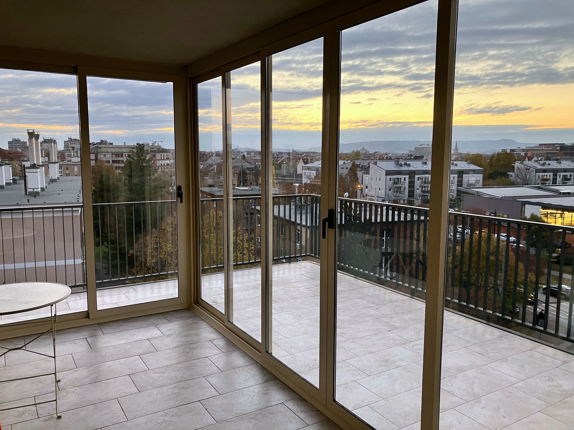 Modern fehér télikert nagy üvegfelülettel szép panorámával