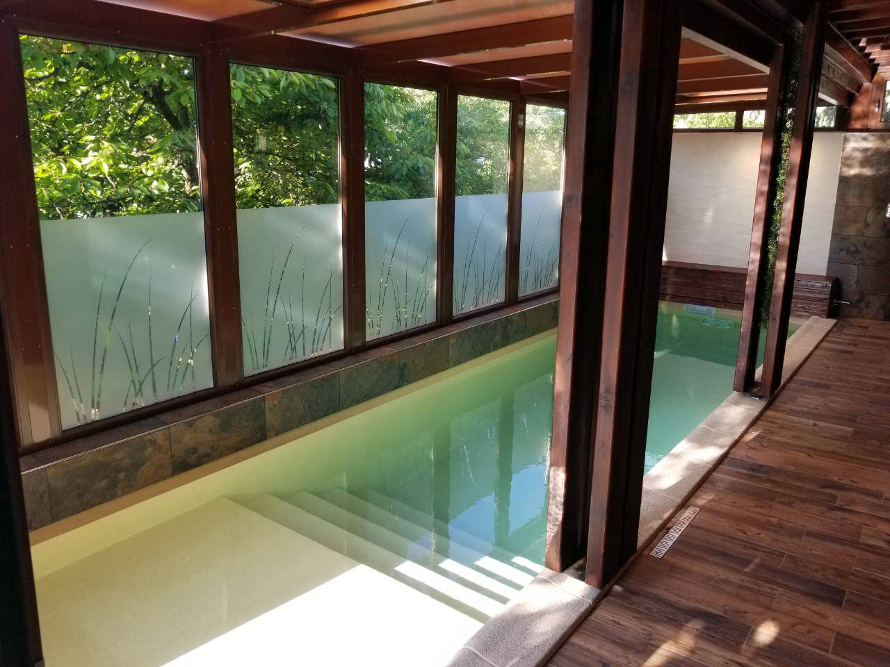 Klasszikus fa télikert sötétített üvegezéssel belső medencével