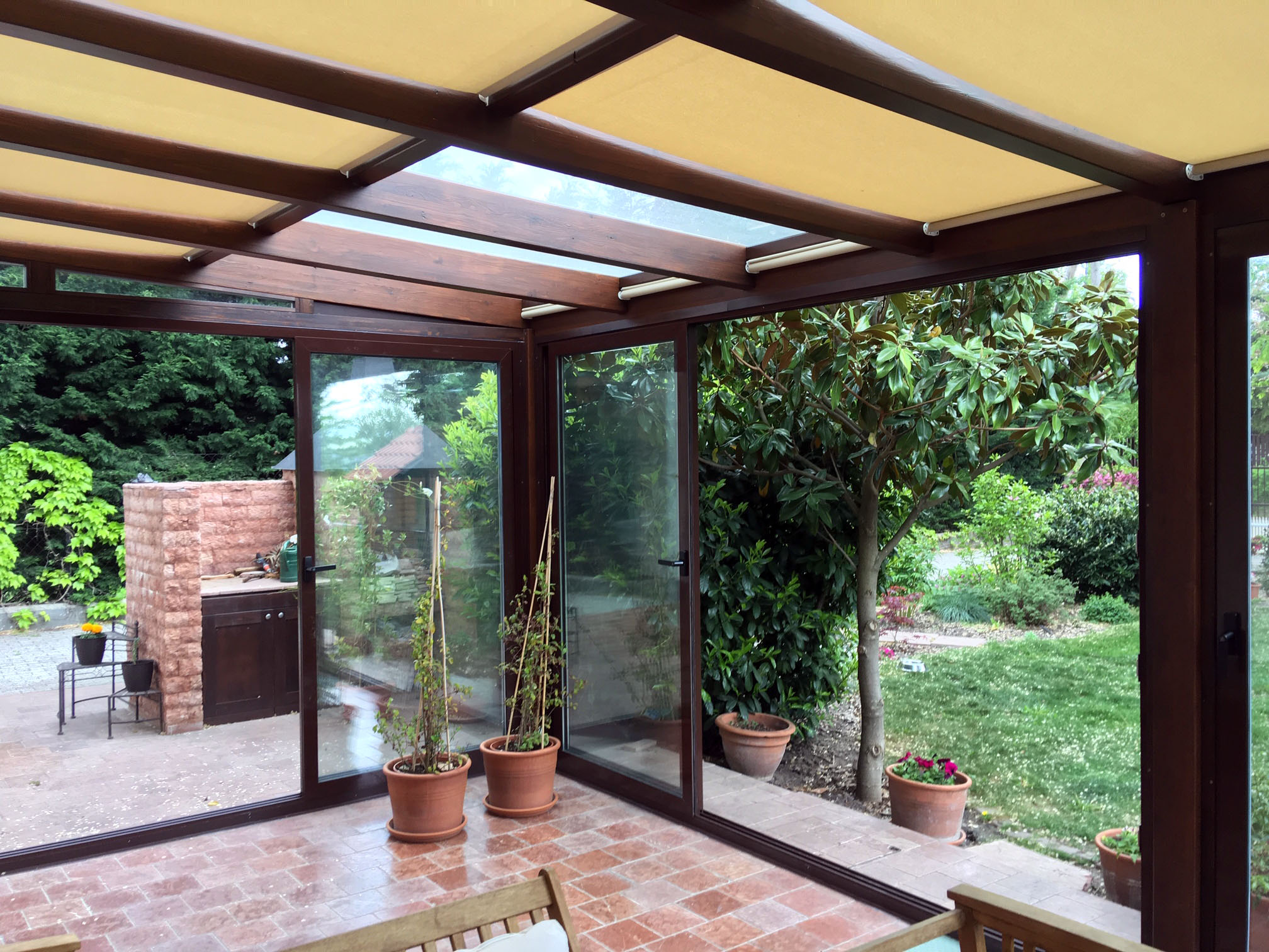 Fa hatású télikert belső tere növényekkel