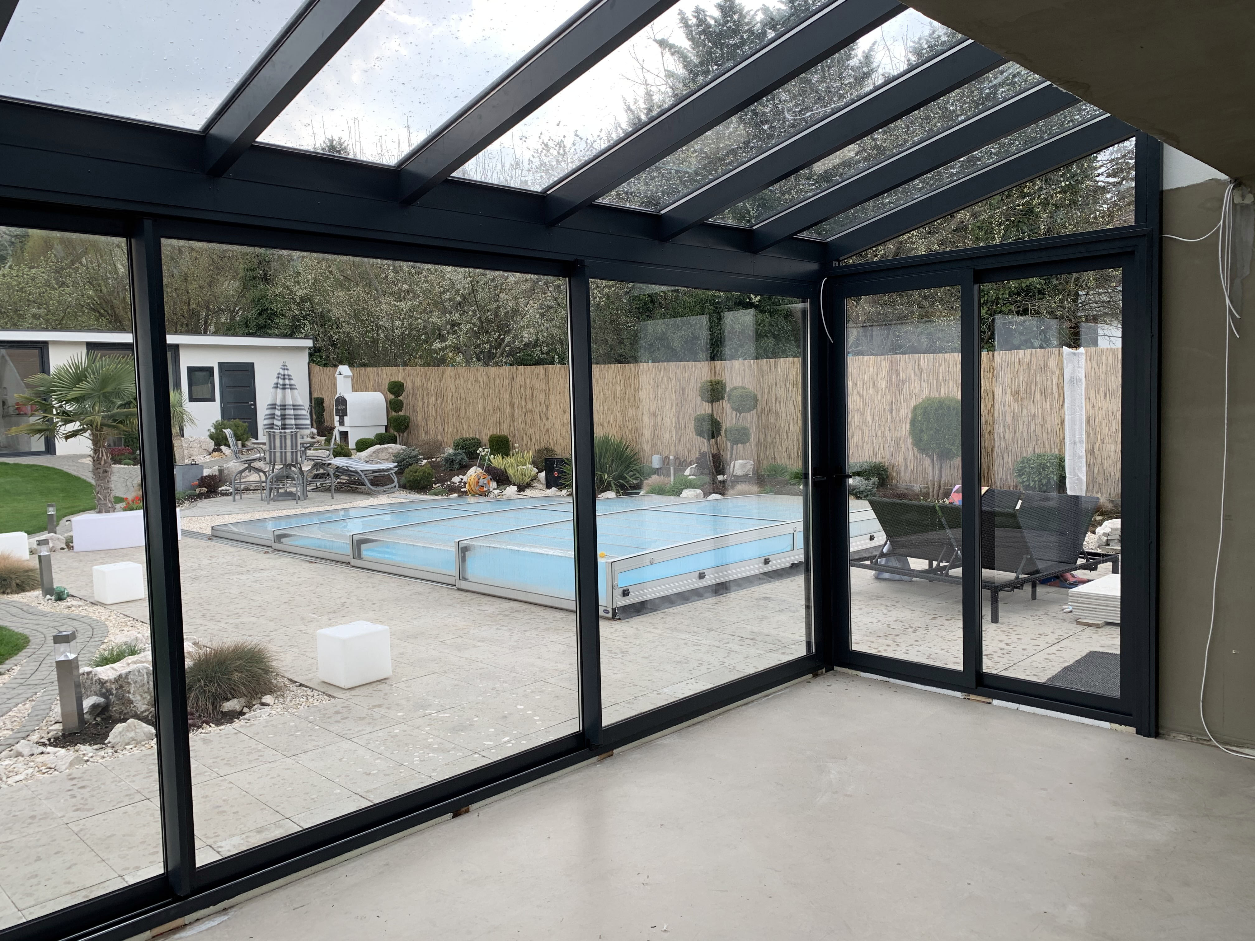 Modern szürke télikert belső tere üresen