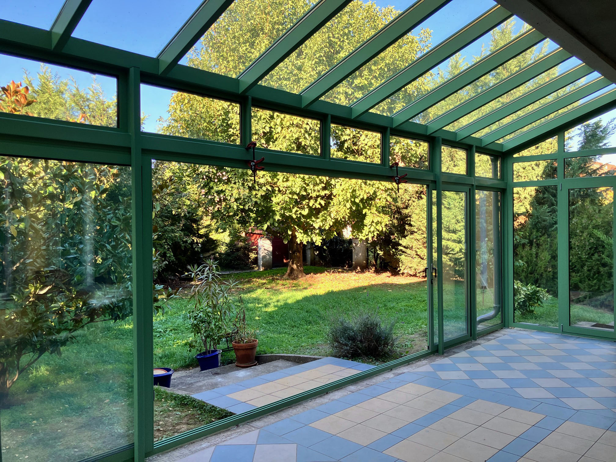 Zöld fa hatású teraszbeépítés belső tere