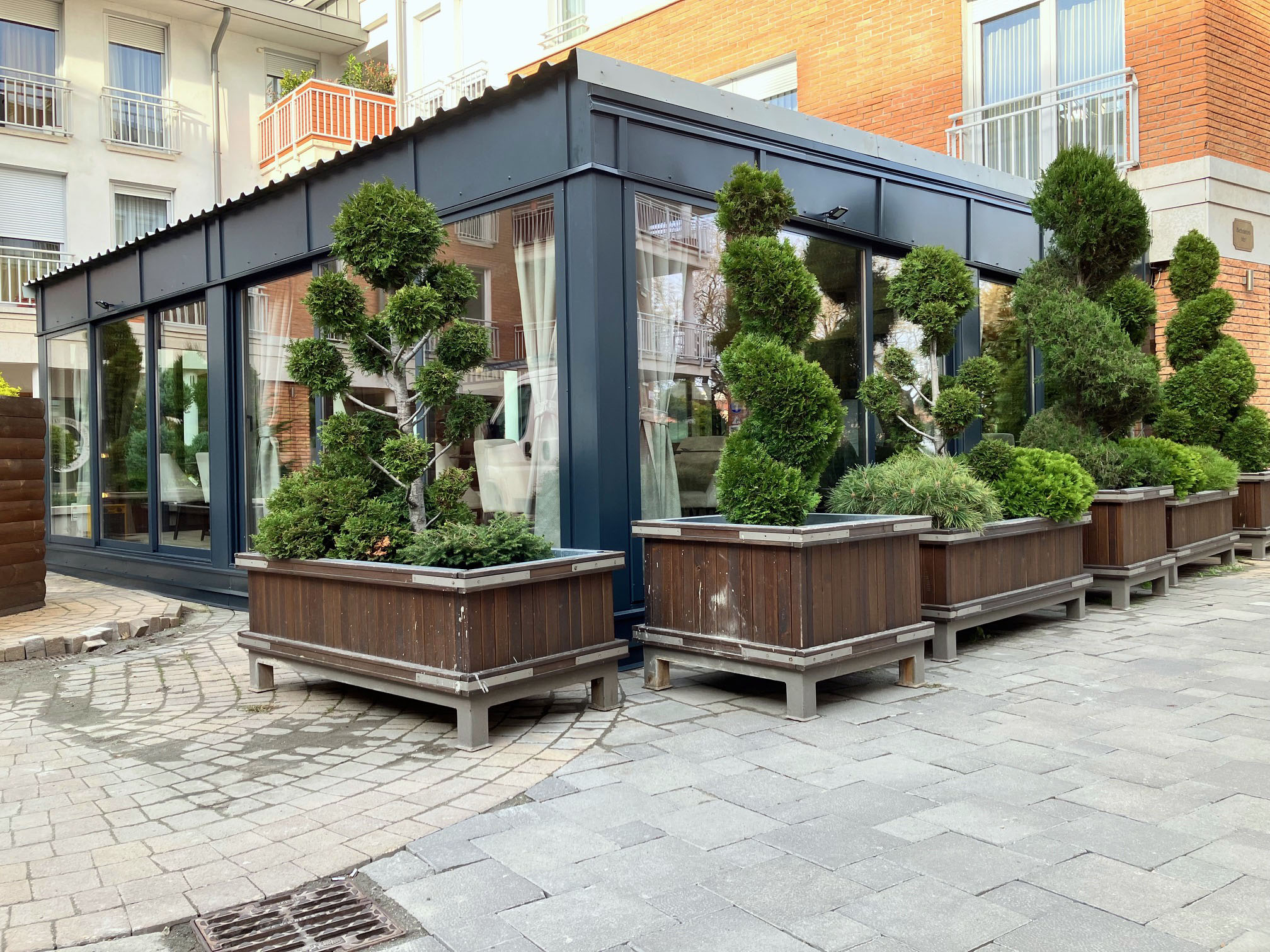 Modern szürke télikert növényekkel előtte