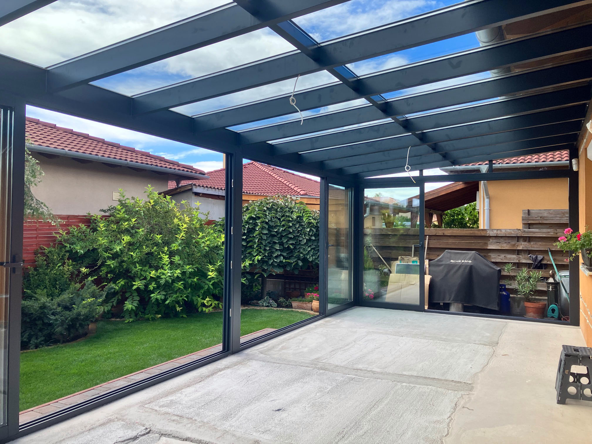 Szürke modern télikert belűlről üvegtetővel