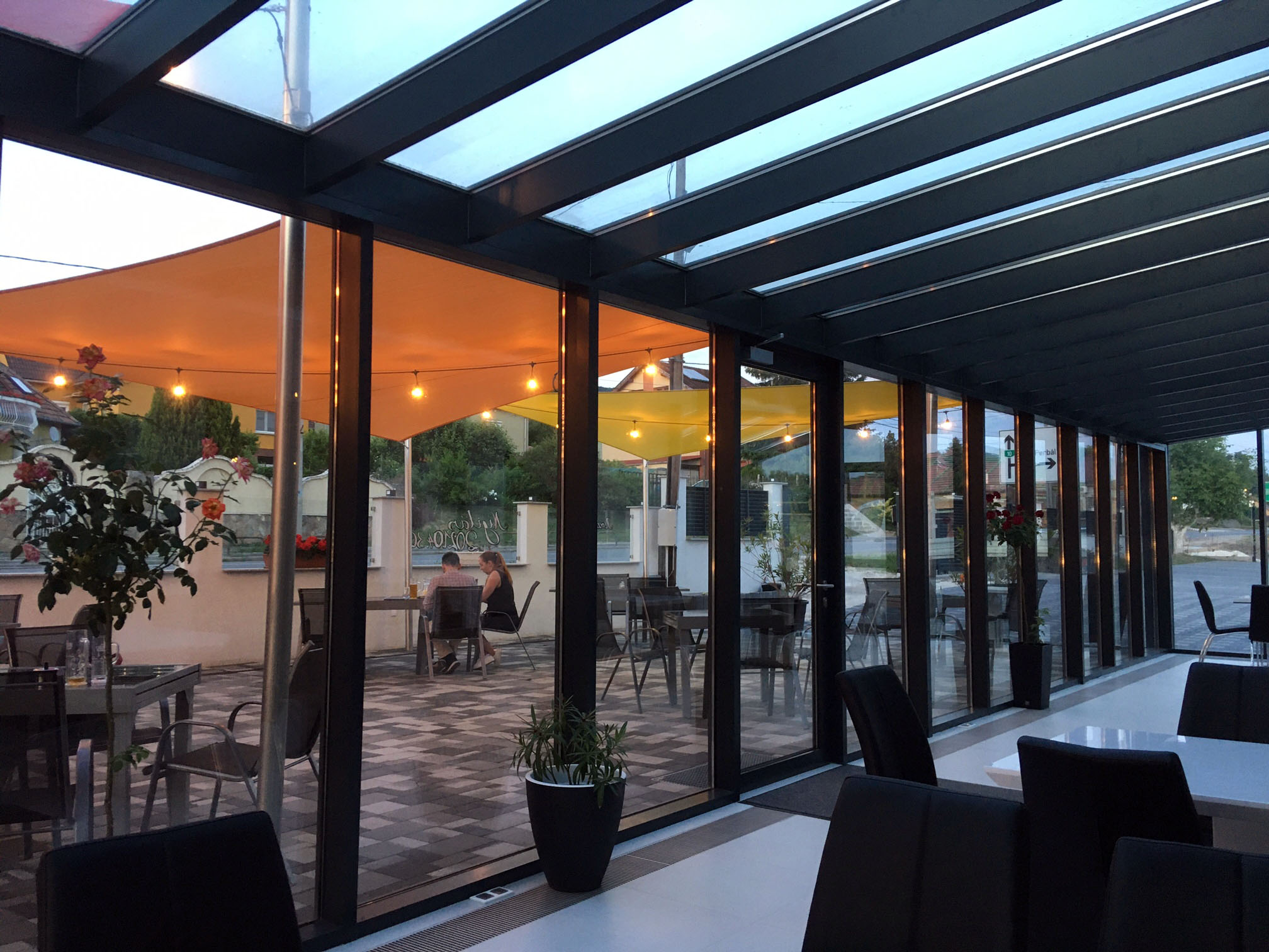 Egy fa hatású nagy üvegfelületes télikert belső tere