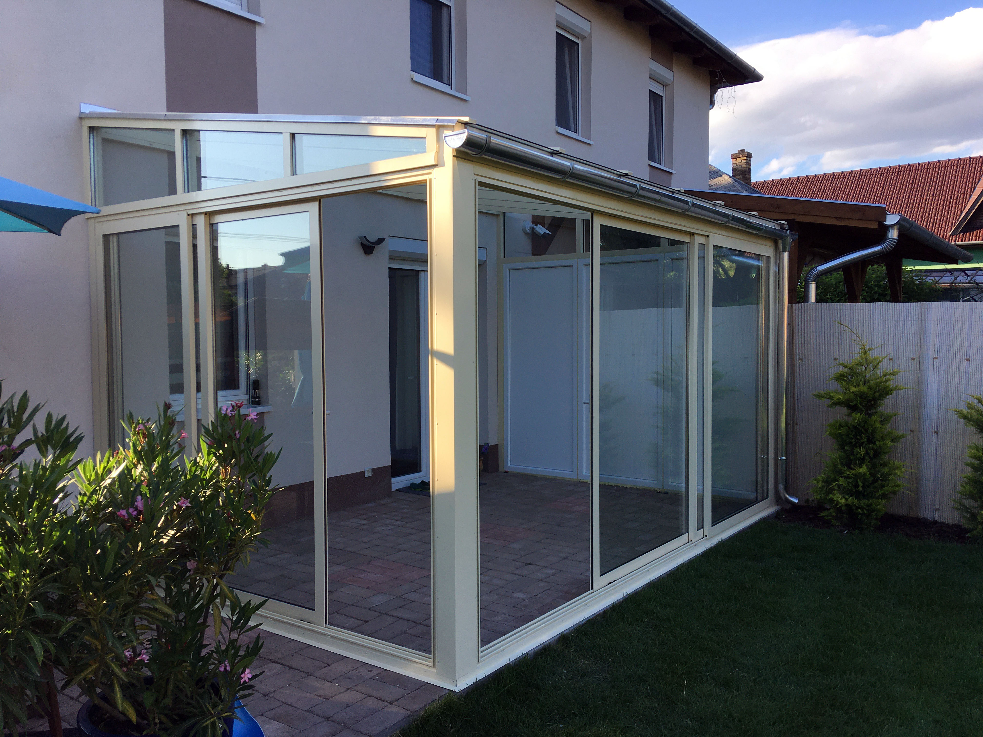 Klasszikus fehér teraszbeépítés egy családi házhoz kapcsolva