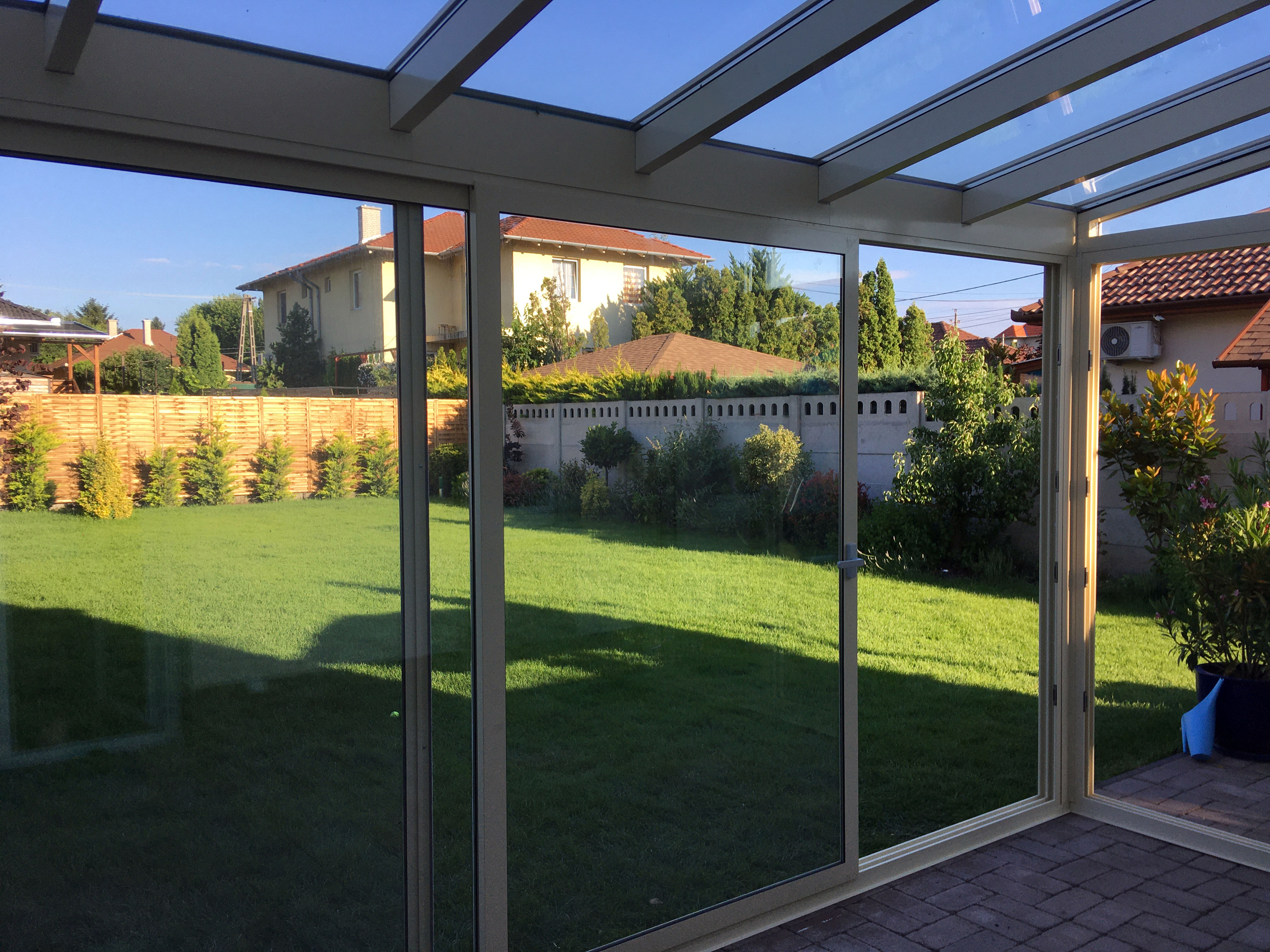 Modern télikert nagy üvegfelülettel tolóajtóval