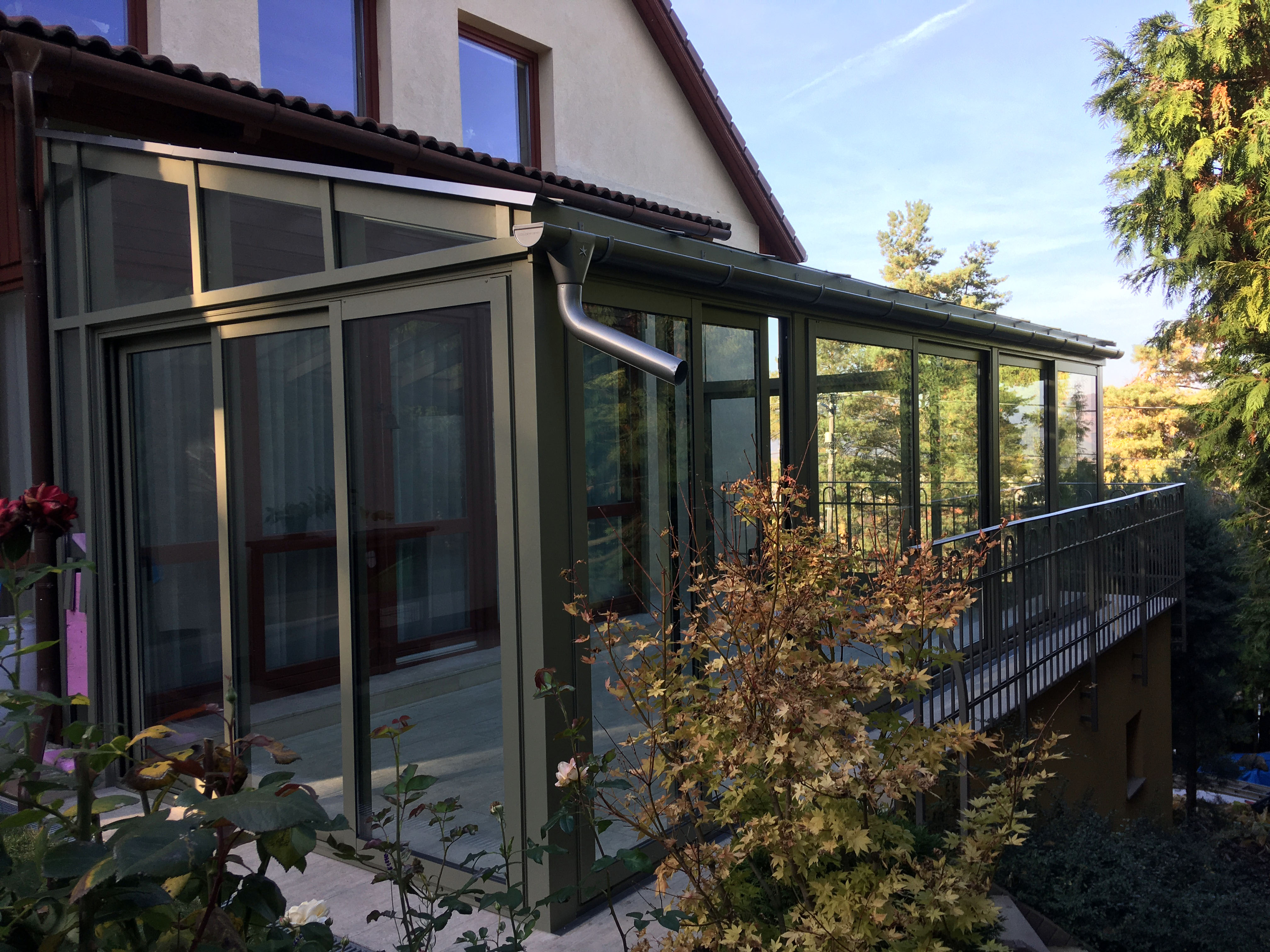 Zöld fa utánzatú letsiztult alumínium télikert