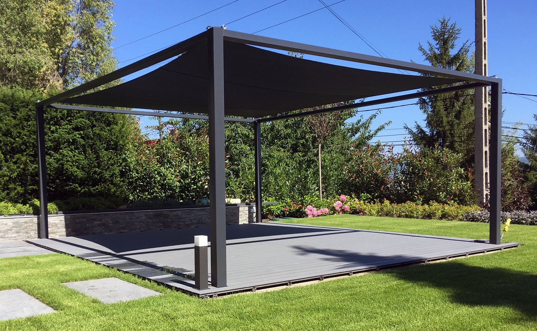 Fekete Pergola egy autó beállón