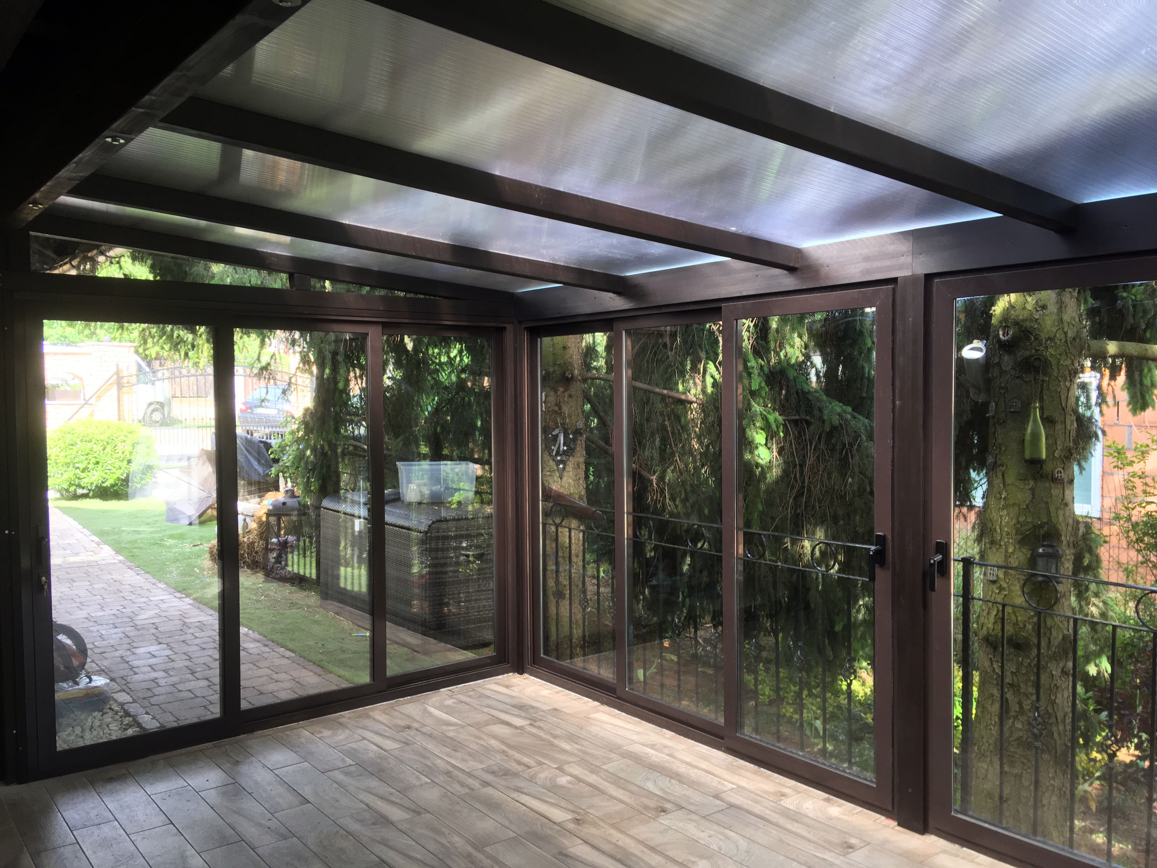 Barna modern Télikert belső tere üvegtetővel