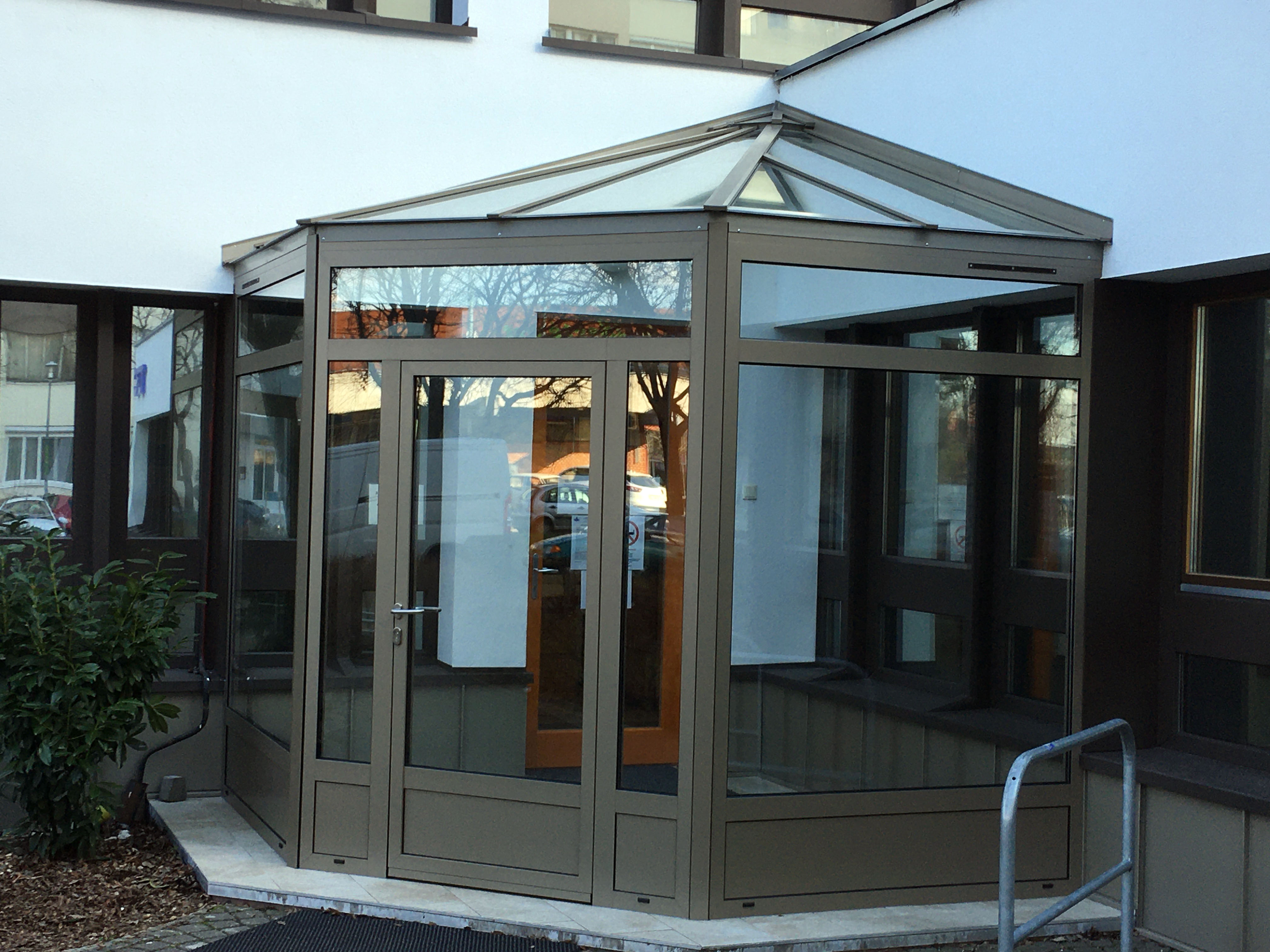 Kör alakú télikert barna külsővel és háromszög alakú tetővel