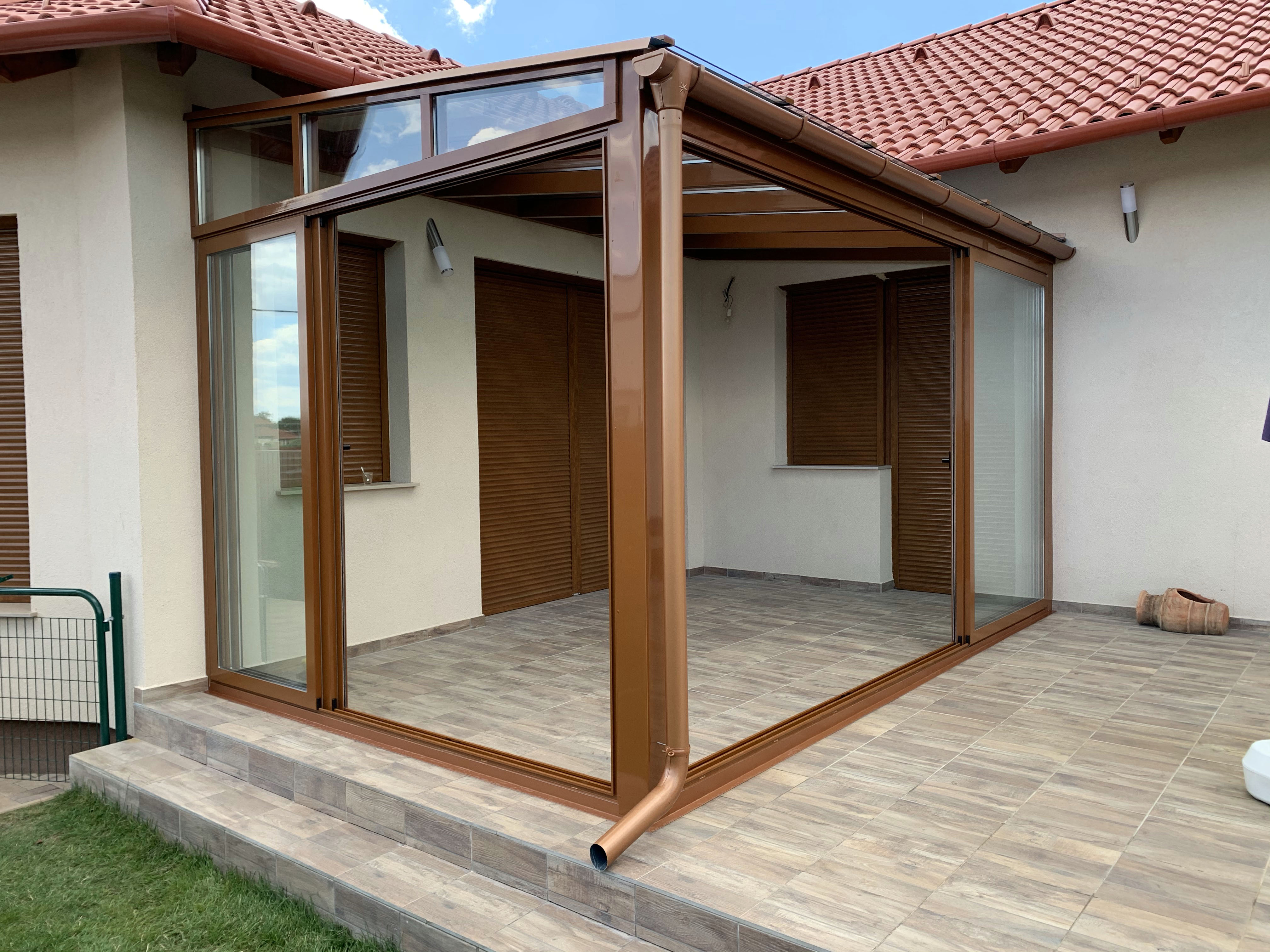 Fa hatású teraszbeépítés nyitott belül letisztult tér