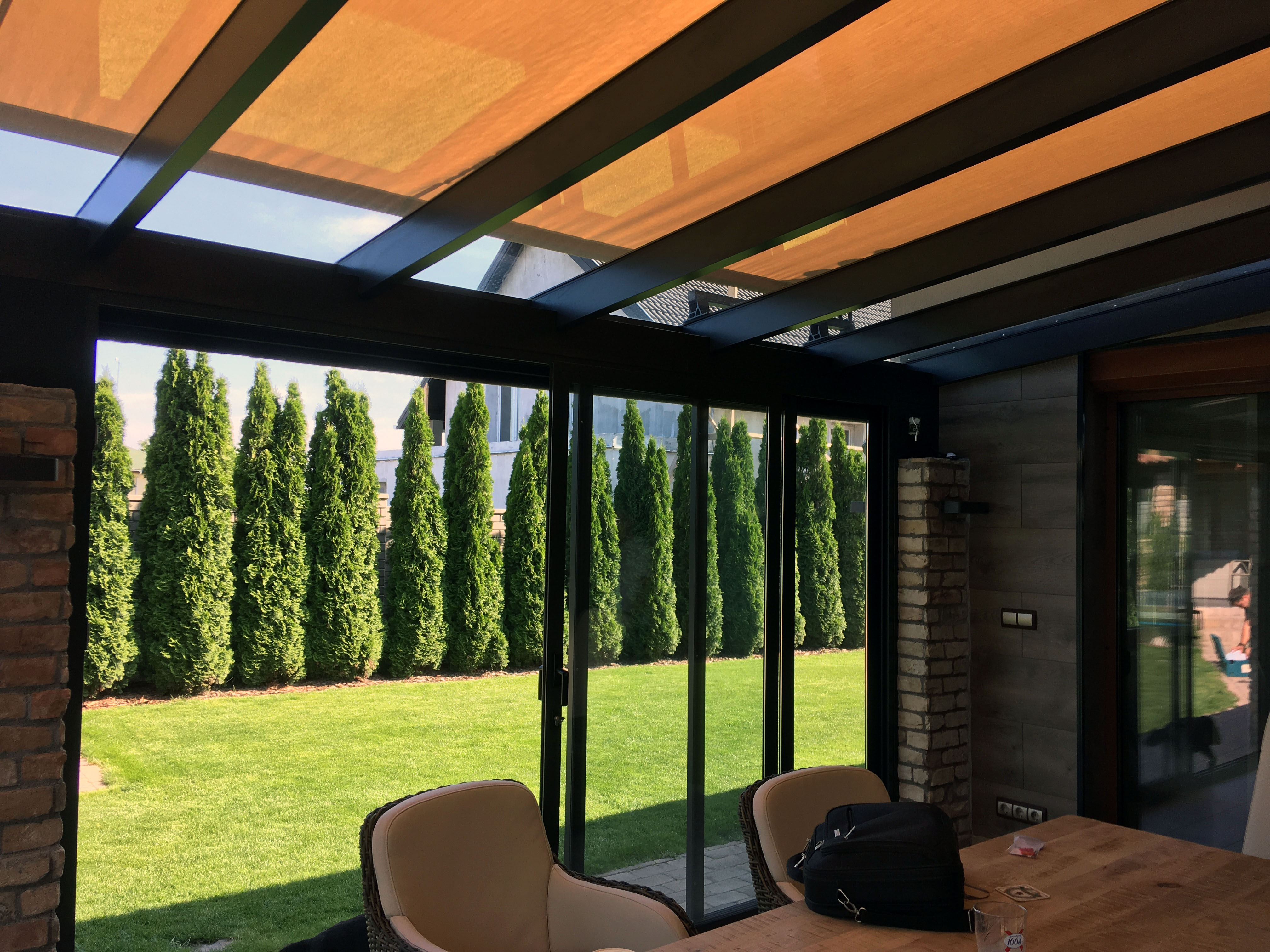 Klasszikus télikert belső tere nagy asztallal