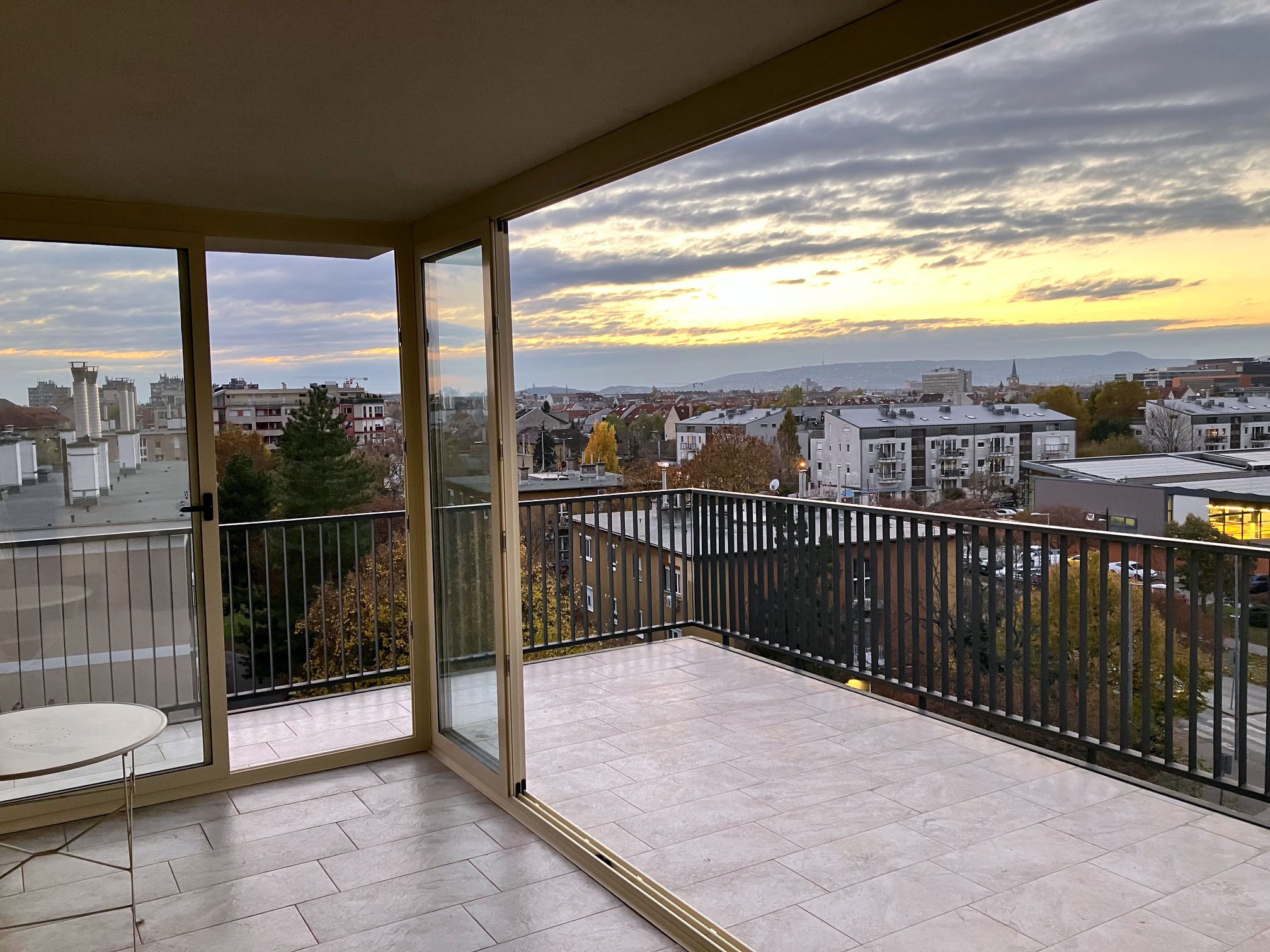 Modern fehér télikert hegyen nagyon szép panorámával