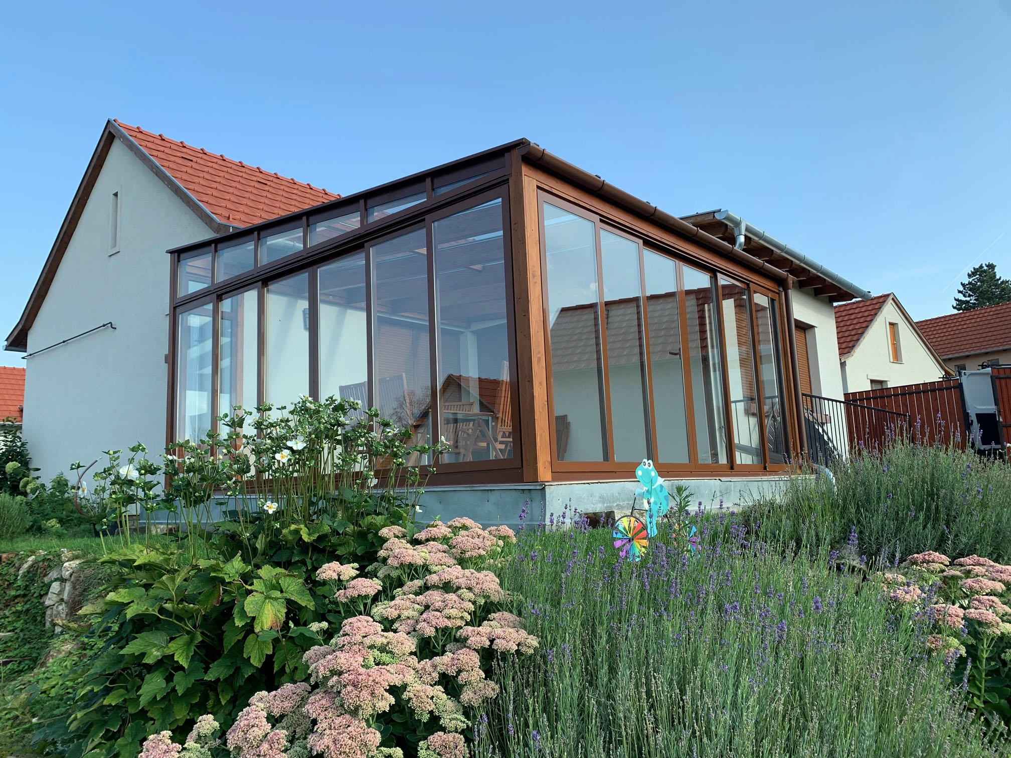 Klasszikus barna télikert családi házhoz kapcsolva