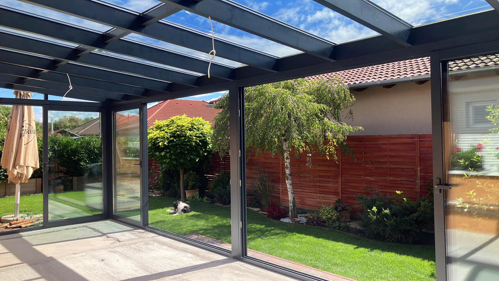 Mdern teljesen üvegezett télikert belső tere üresen tolóajtóval