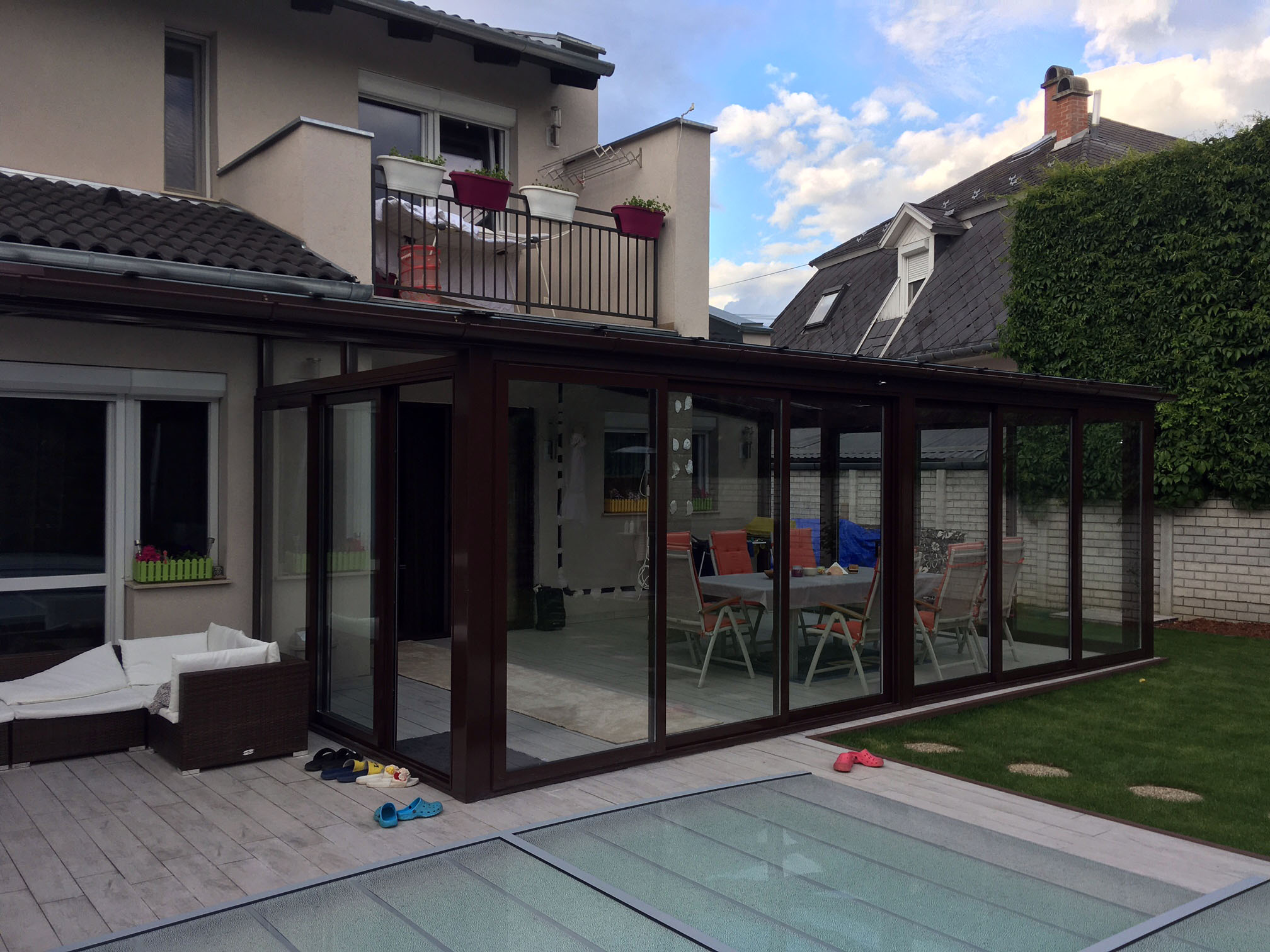 Fa hatású modern télikert nagy üvegfelülettel négy évszakos használatra